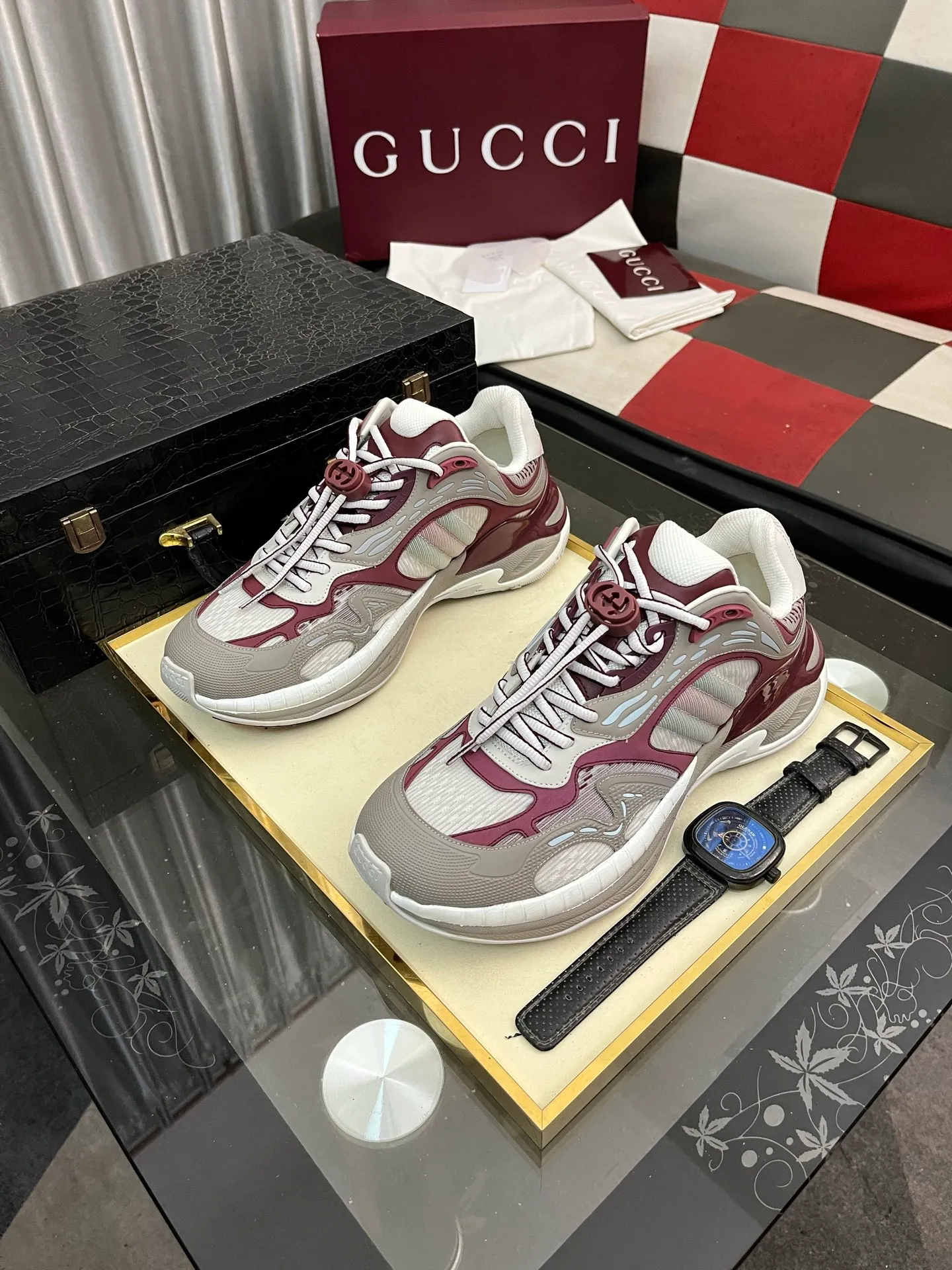 Men's men's shoes 💰1040⌚️⌚️GUCCI Gucci's new dad shoes 🇮🇹Top version🇮🇹🔜Purchasing level High version: The original disassembly took more than 3 months to develop 1:1, the version has been upgraded again, chips, packaging, imported mesh, all made with computerized cars Couple 👫 style 🔜Versatile in all seasons🔜 Fashion🔜 Personality 🔜Distinctive 🔵Full range of layouts, welcome to inquire for pictures Outsole: The latest original developed TPU vacuum Upper: Original mesh, super breathable 💯Full set of packaging Medium and low belt LOGO Size: Women's size 35-40 Men's size 38-45 (38 45 customized